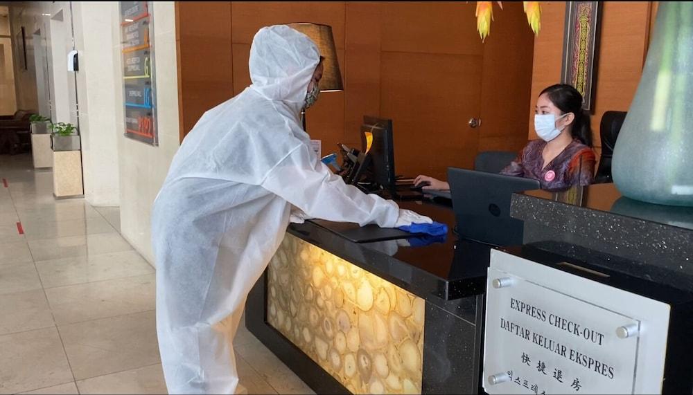 The Waterfront Hotel Kuching Exterior foto A guest wearing a hazmat suit at a hotel in Beijing, China