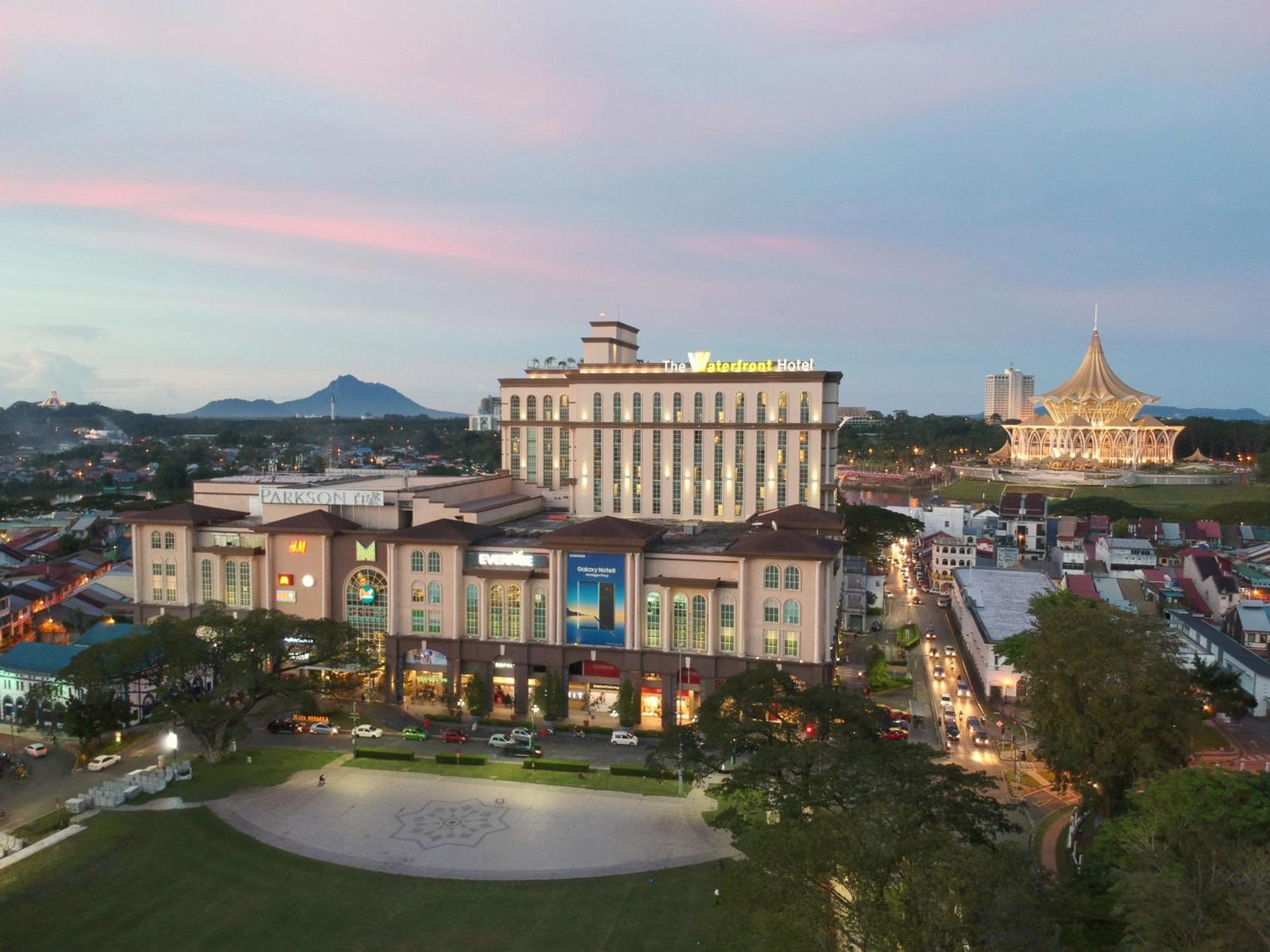 The Waterfront Hotel Kuching Exterior foto