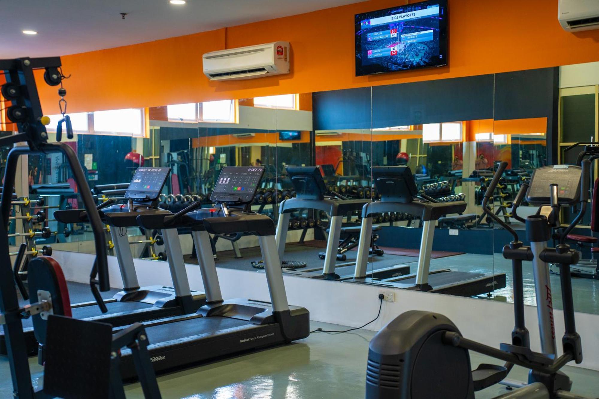 The Waterfront Hotel Kuching Exterior foto A gym in Jakarta, Indonesia