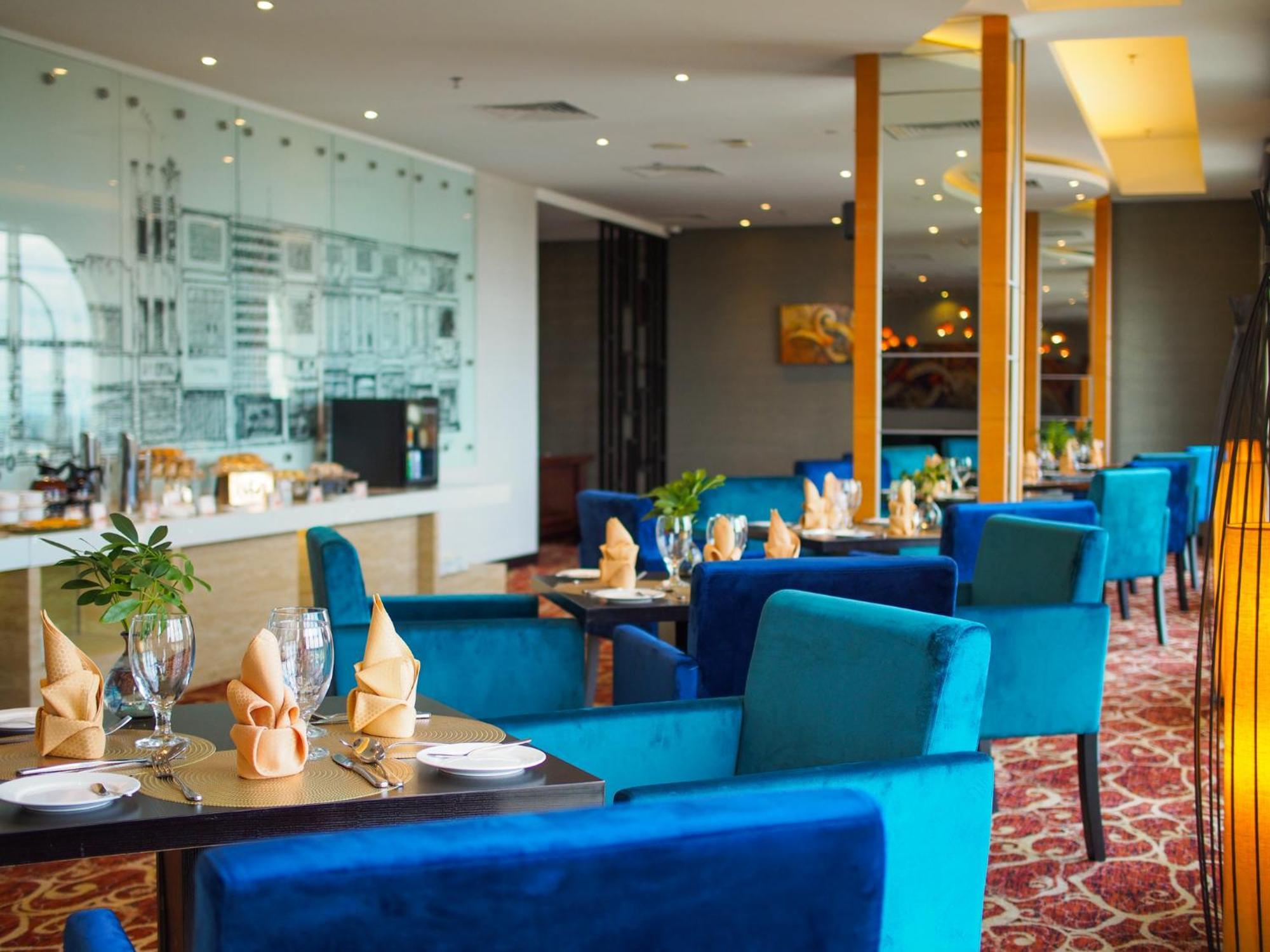 The Waterfront Hotel Kuching Exterior foto The lounge at the airport