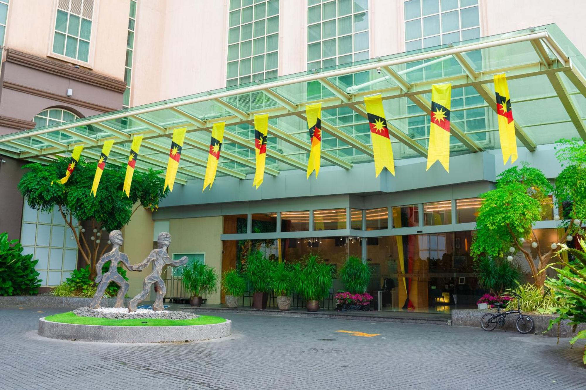 The Waterfront Hotel Kuching Exterior foto