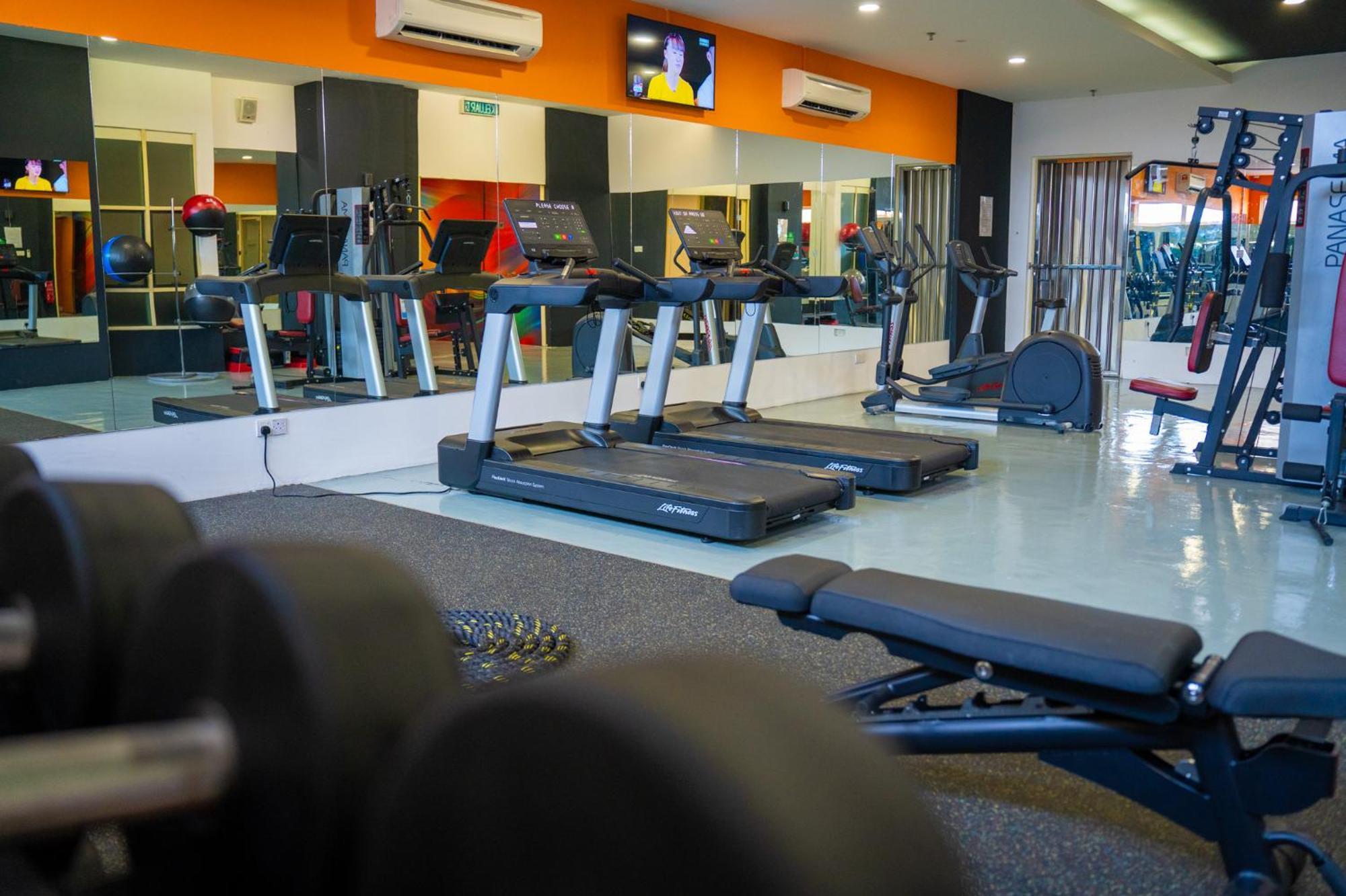 The Waterfront Hotel Kuching Exterior foto A gym in Malaysia