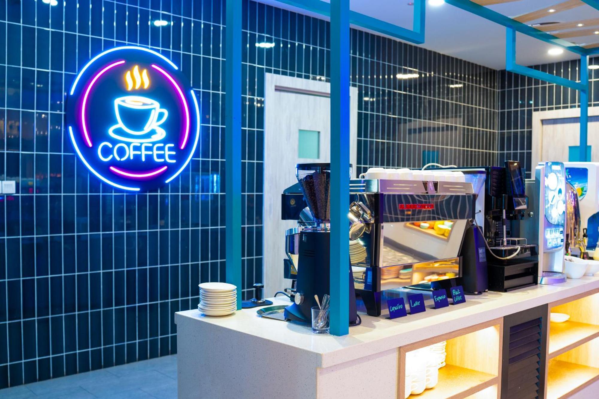 The Waterfront Hotel Kuching Exterior foto Coffee shop