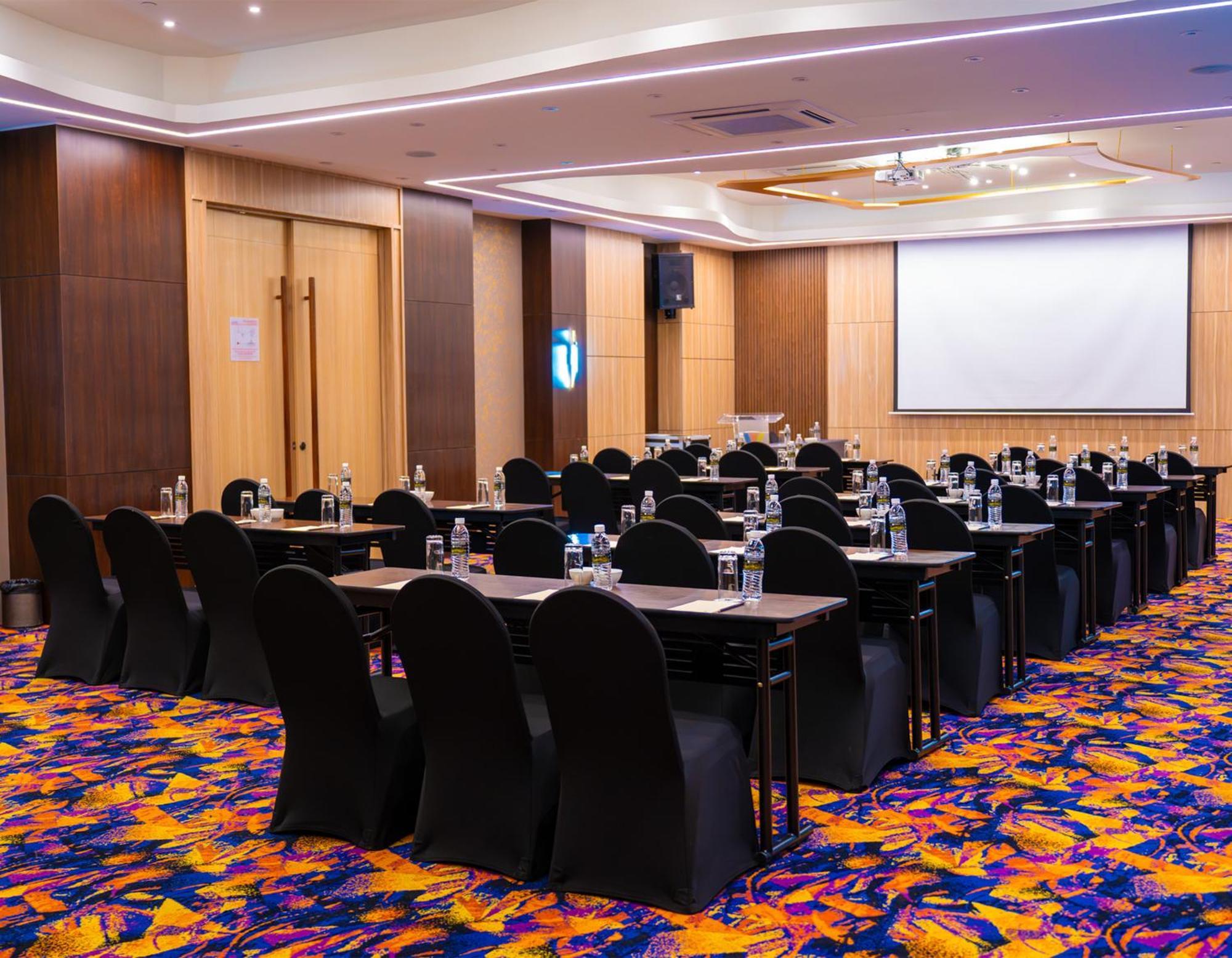 The Waterfront Hotel Kuching Exterior foto Meeting room