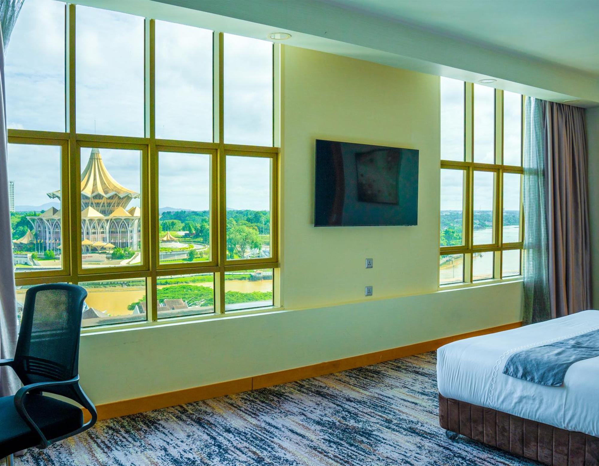 The Waterfront Hotel Kuching Exterior foto A room at the hotel