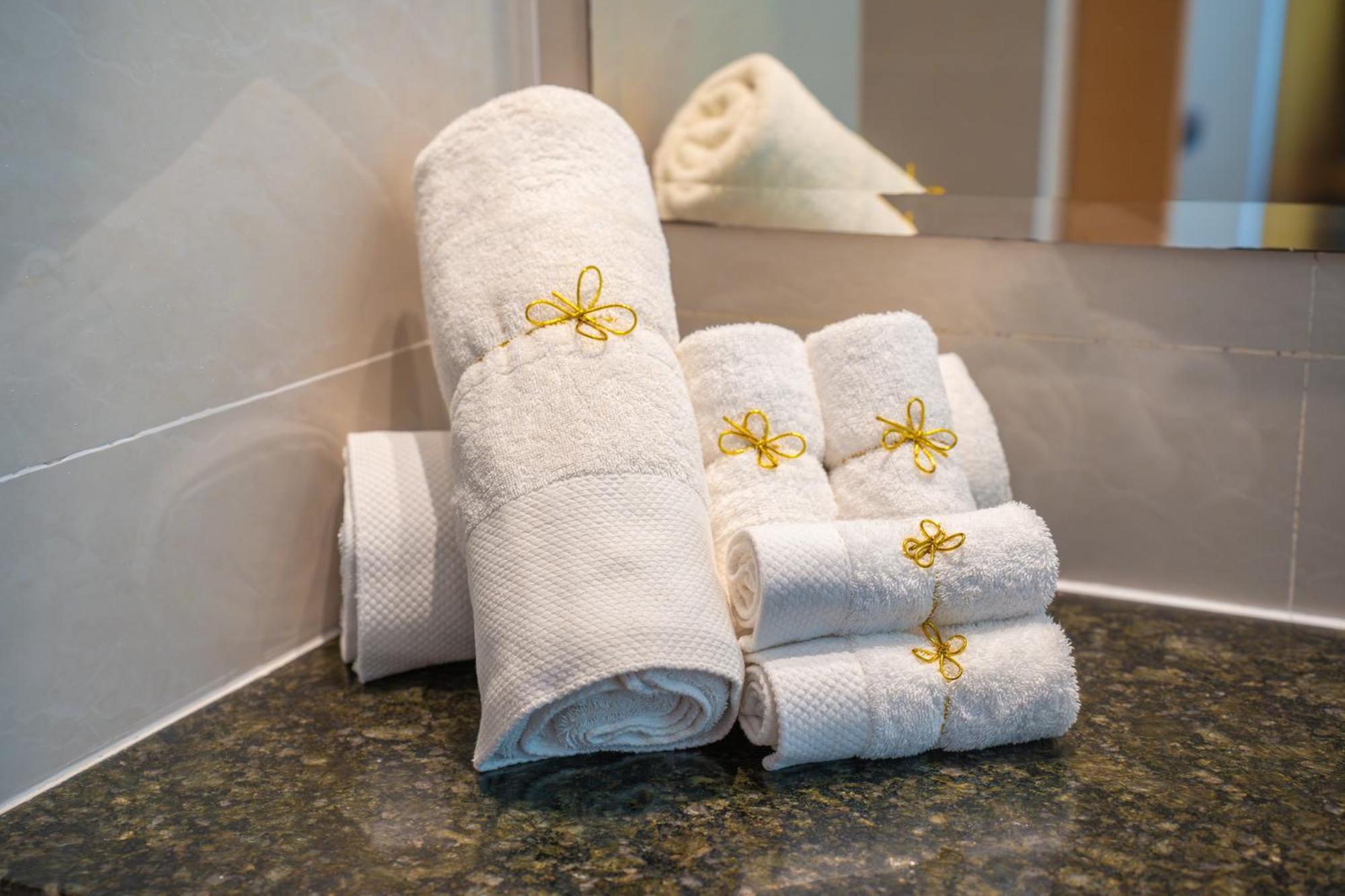 The Waterfront Hotel Kuching Exterior foto Bath towels