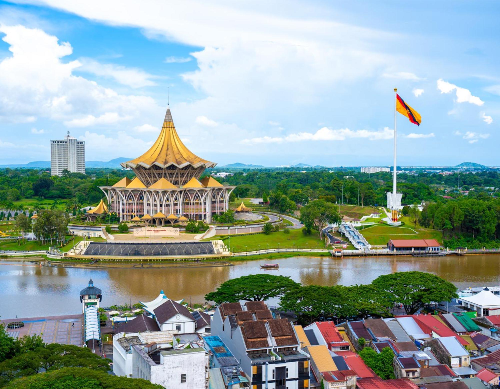 The Waterfront Hotel Kuching Exterior foto The Sarawak State Legislative Assembly building in Kuching.