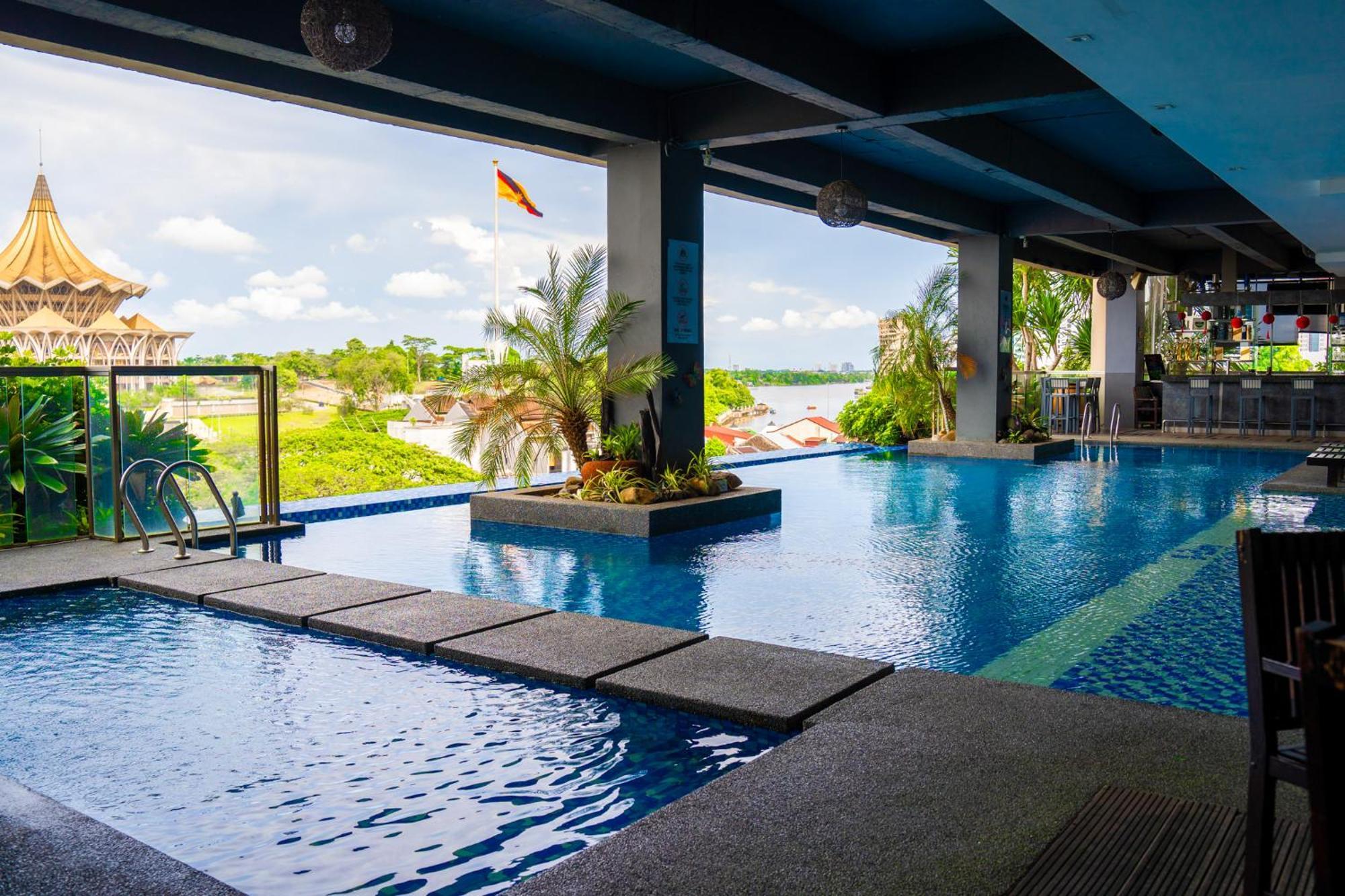 The Waterfront Hotel Kuching Exterior foto Infinity pool at the hotel