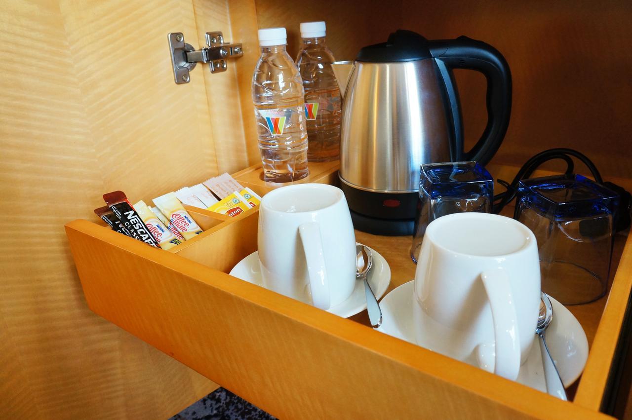 The Waterfront Hotel Kuching Exterior foto A kettle in a hotel room