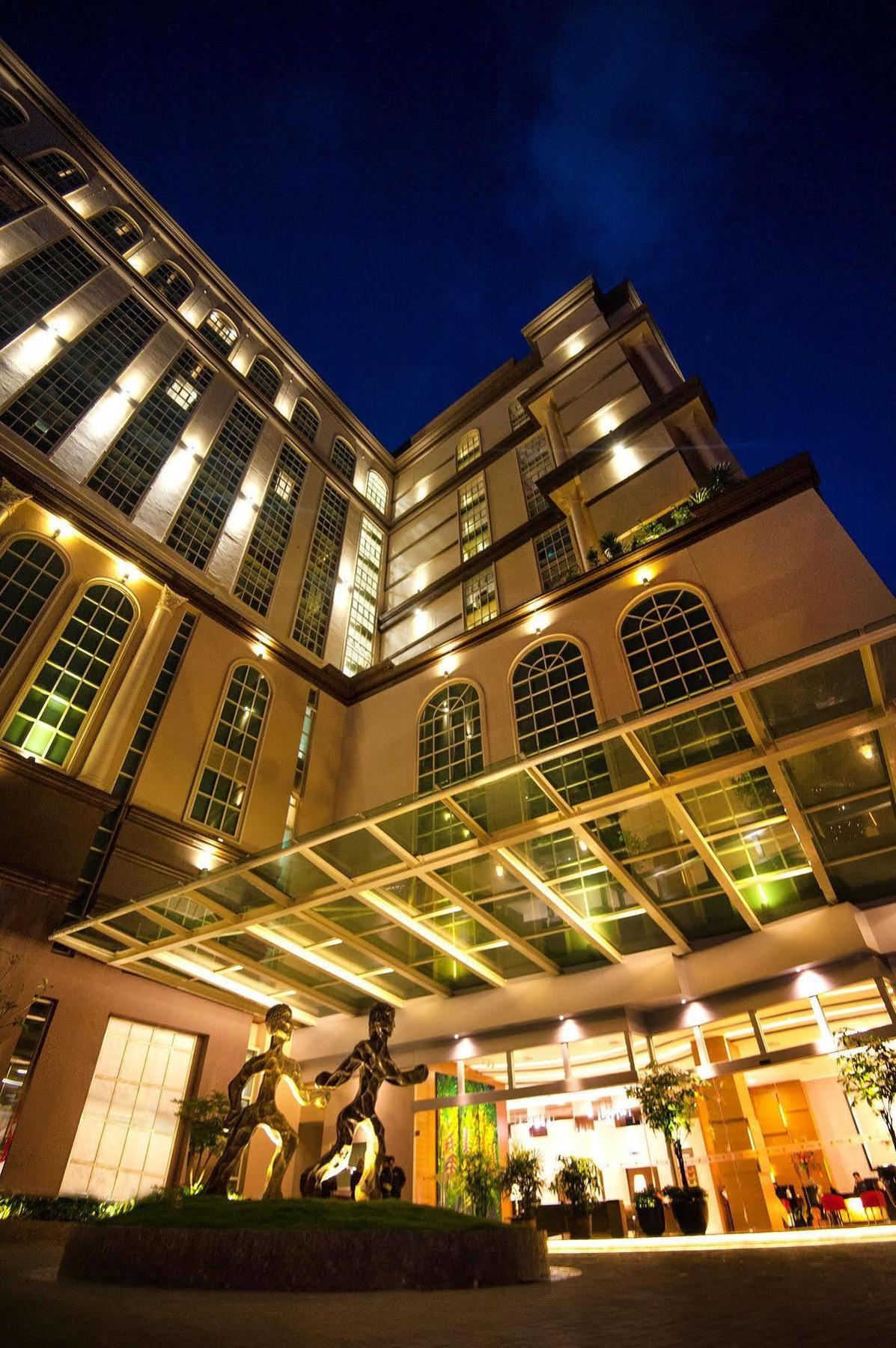 The Waterfront Hotel Kuching Exterior foto The hotel's facade