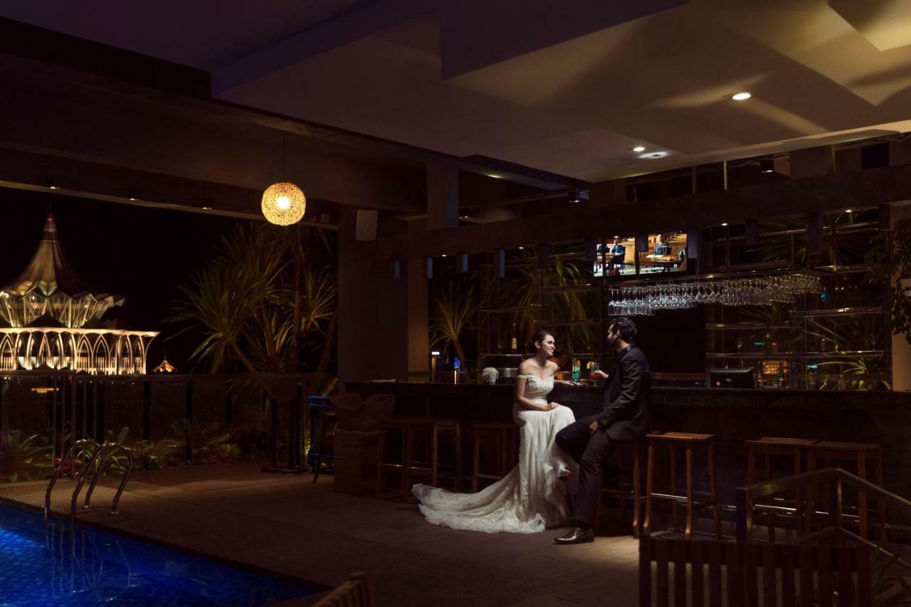 The Waterfront Hotel Kuching Exterior foto The bar at the hotel