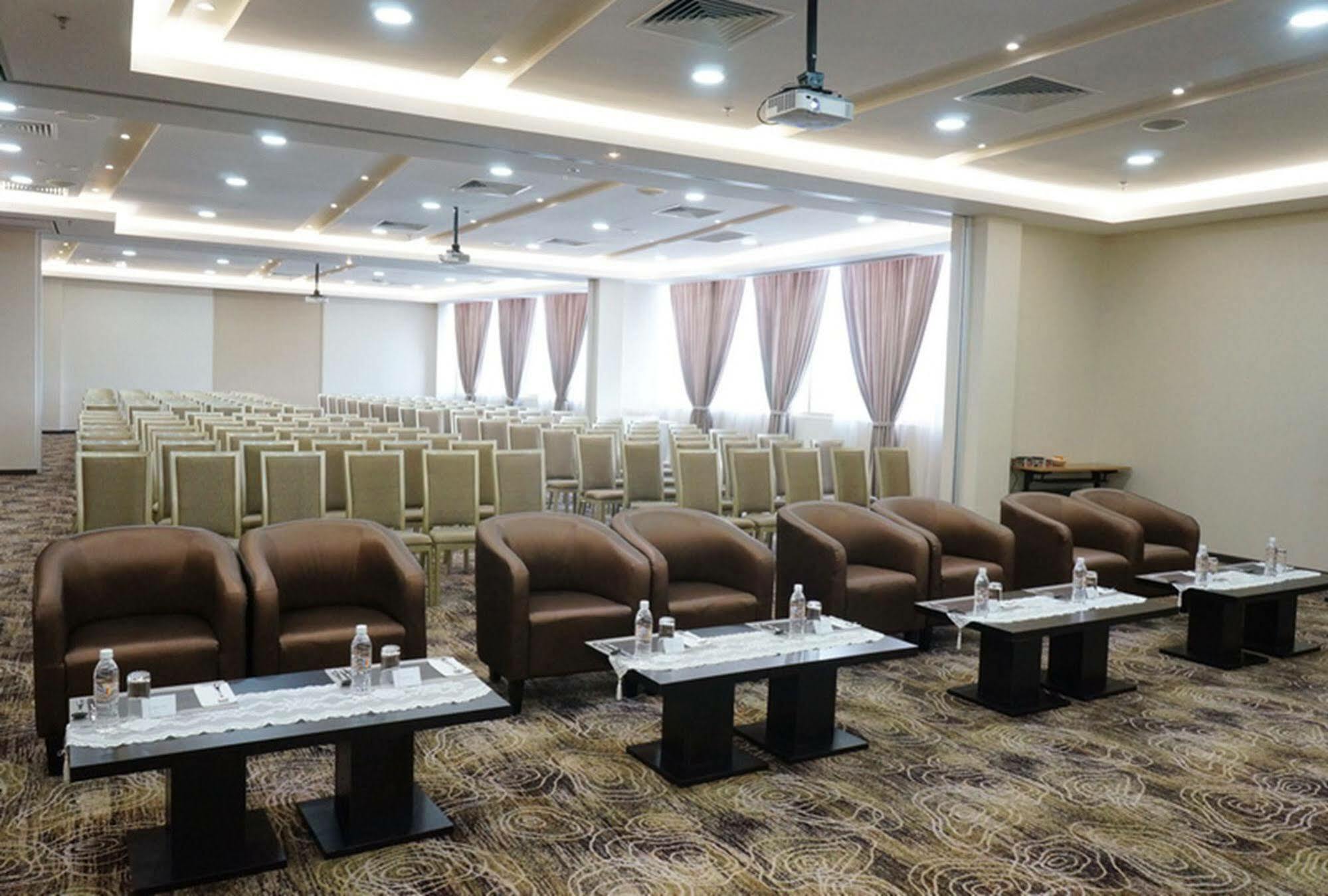 The Waterfront Hotel Kuching Exterior foto Meeting room