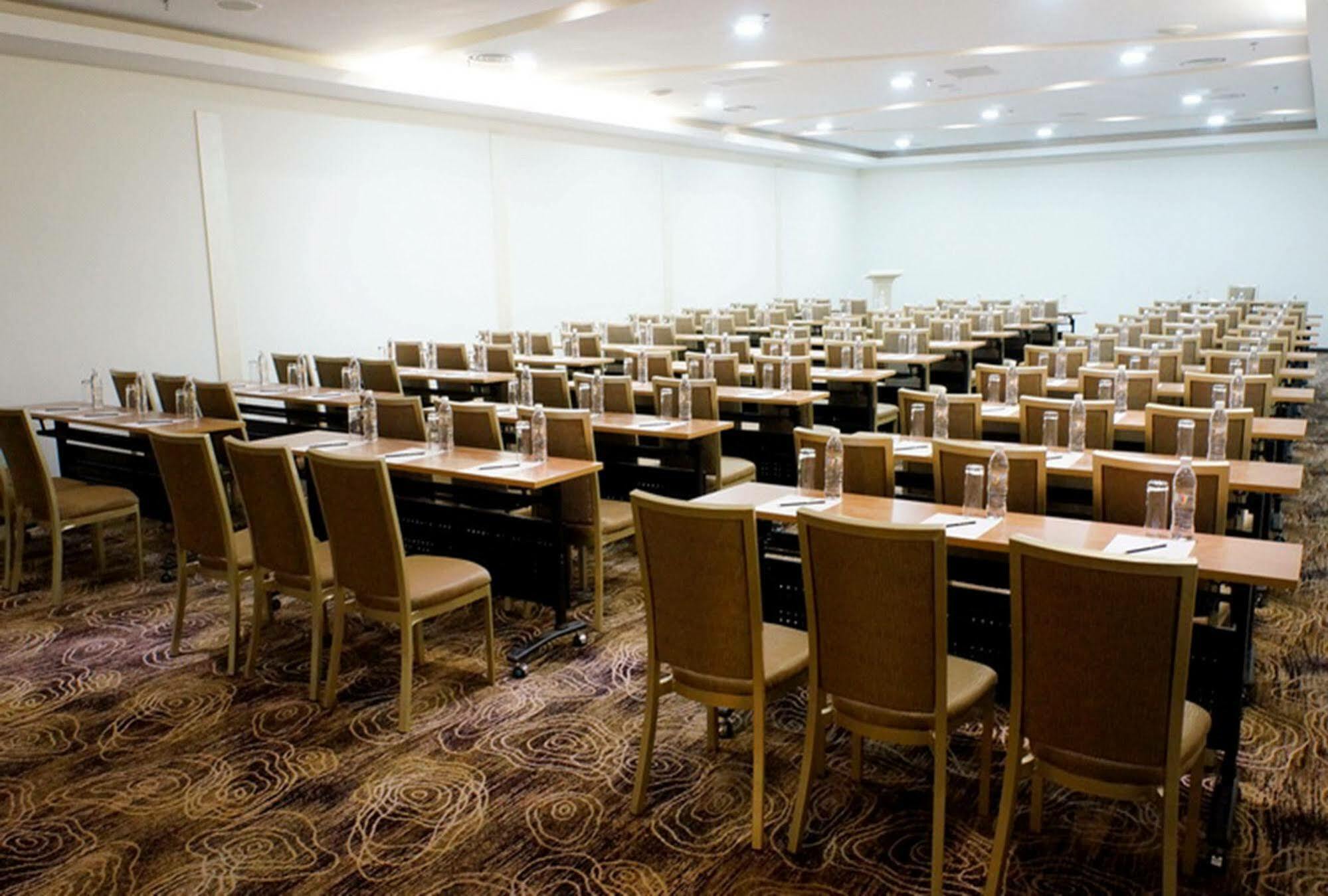 The Waterfront Hotel Kuching Exterior foto A typical conference room